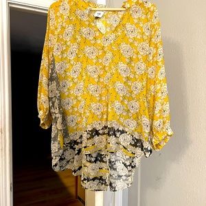 Cute yellow & gray print top with tie back